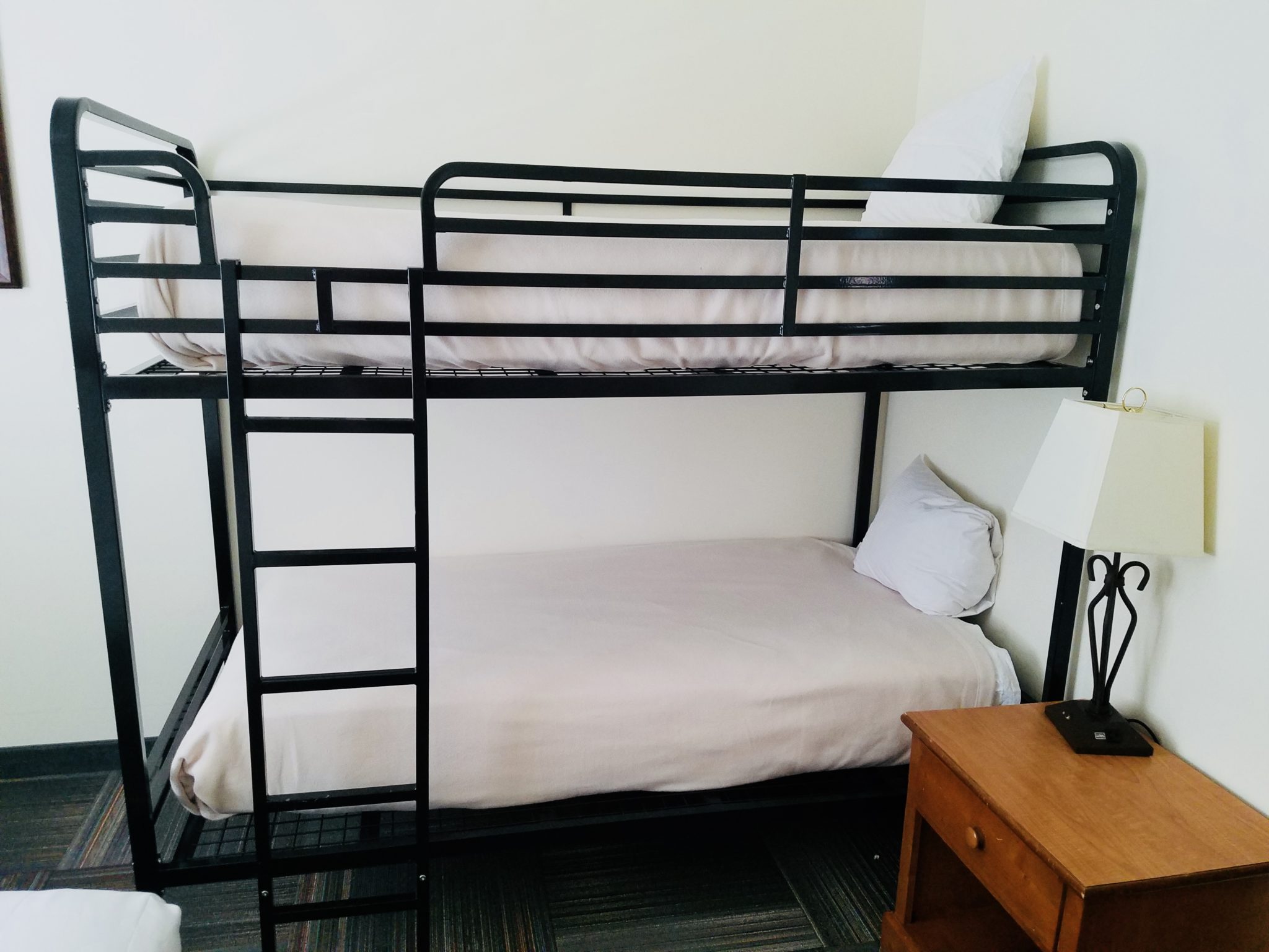 Metal bed